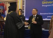 Wisuda UT Majene: Wagub Sulbar Ingatkan Pentingnya Adab dan Integritas di Atas Ilmu
