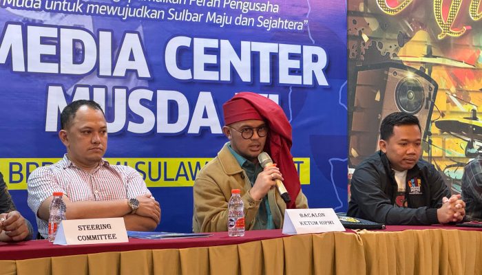 Kembalikan Formulir Calon Ketua HIPMI Sulbar, Ricki Rosali Terlihat Kenakan Sallu Warna Merah di Kepala