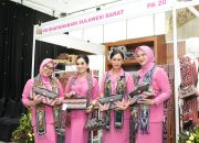 Bupati Mamuju Apresiasi Kreativitas Bhayangkari dalam Bazar Nusantara 2025   