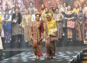 Ketua dan Wakil Ketua Bhayangkari Polda Sulbar Tampil Memukau di Bazar Kreasi Nusantara 2025 dengan Tenun Sekomandi