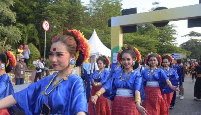 Pesona Baju Adat Mamuju Sulbar Curi Perhatian di Parade Budaya Festival Folklore Samarinda yang Diikuti 6 Negara