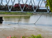 Tiga Orang Pekerja Jembatan Tarailu Dikabarkan Jatuh ke Sungai