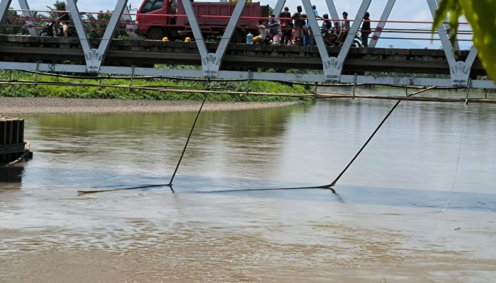 Tiga Orang Pekerja Jembatan Tarailu Dikabarkan Jatuh ke Sungai