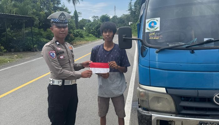Jelang HUT RI, Sat PJR Ditlantas Polda Sulbar Tebar Semangat Nasionalisme di Jalan Raya