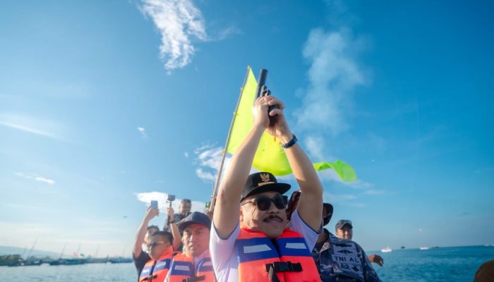 Flare Gun Gubernur SDK Tanda Dimulai Sandeq Silumba, 55 Perahu Berlayar di Perairan Sulbar