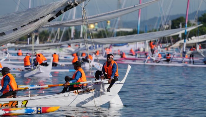 Ribuan Warga Sambut Meriah Kedatangan 55 Sandeq di Pantai Pamboang Majene