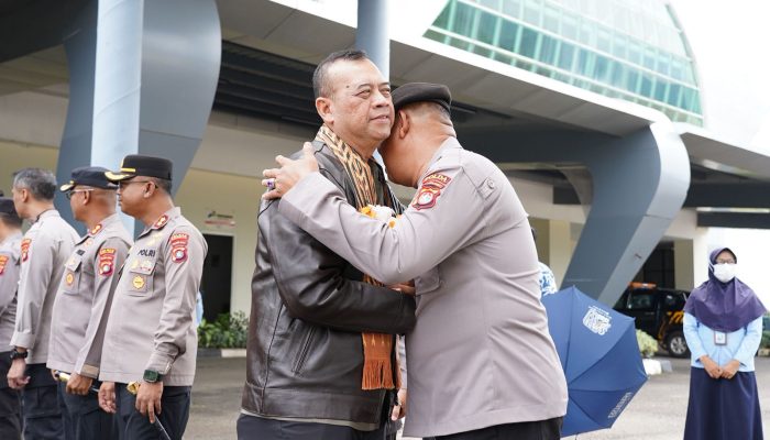 Kapolda Sulbar Lepas Kepergian Irjen Pol (Purn.) Adang Ginanjar dan Ibu Miranti dengan Penghormatan Terakhir