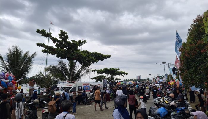 Puluhan Ribu Pasang Mata Menyaksikan Perahu Sandeq Merapat di Pantai Manakarra