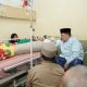 Kehangatan Wagub Sulbar Saat Menjenguk Tokoh Masyarakat di RSUD Andi Depu