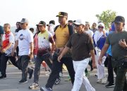 Kapolda Sulbar Ramaikan Jalan Santai, Gelorakan Semangat Sehat dan Dukungan UMKM di Pantai Manakarra   