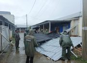 Personel Sat Brimob Polda Sulbar Sigap Bantu Korban Angin Kencang di Mamuju   