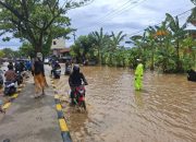 Macet Panjang Gegara Hujan, Tim Urai Ditlantas Polda Diterkungkan Atasi Kemacetan di SPBU Kali Mamuju