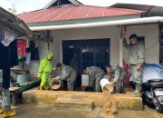 Personel Brimob Polda Sulbar Sigap Bantu Warga Terdampak Banjir di Mamuju