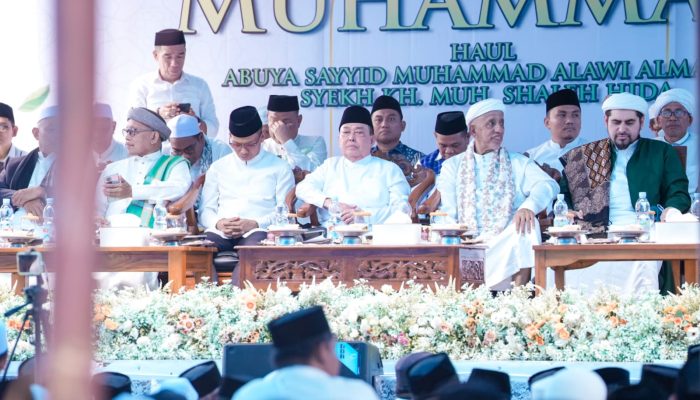 Dalam Suasana Khidmat, Wagub Sulbar Ajak Masyarakat Teladani Akhlak Nabi dan Perjuangan Ulama