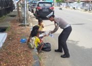 PJR Polda Sulbar Tebar Kebaikan di Jumat Berkah: “Polisi Menyapa” Sentuh Hati Warga Mamuju