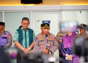 Kapolri Listyo Sigit Kunjungi Korban Ledakan SMAN 72 di RSI Cempaka Putih   