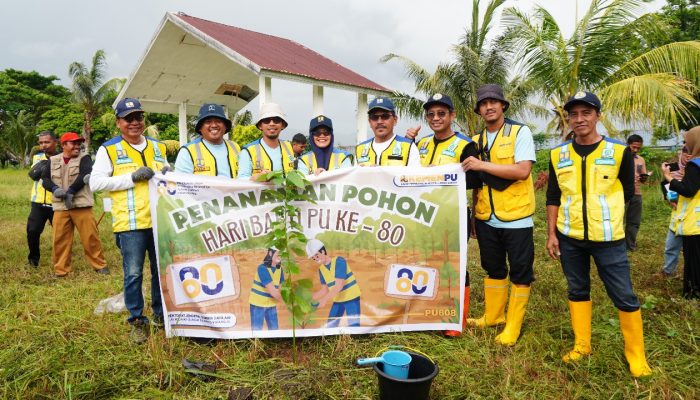Rangkaian Hari Bakti Kementerian PU ke-80, BWS Sulawesi V Mamuju Lakukan Aksi Bersih dan Penanaman Pohon
