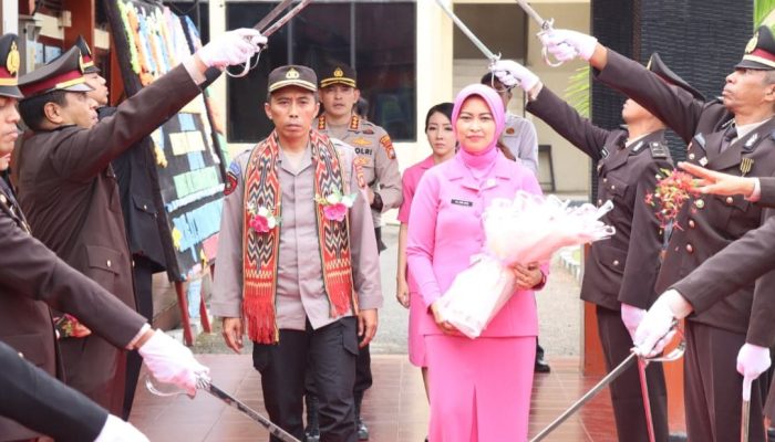 Upacara Pedang Pora Lepas Sambut Pejabat Baru Kapolresta Mamuju