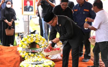 Penuh Haru, Gubernur Suhardi Duka Jadi Inspektur Upacara Persemayaman Salim S Mengga