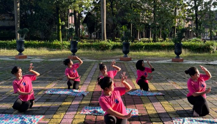 Jaga Nyala Tradisi: Latihan Rutin Penari Anjungan Sulawesi Barat sebagai Investasi Budaya Berkelanjutan