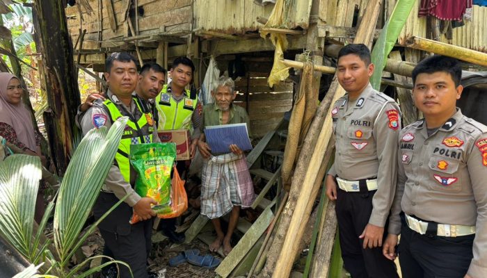 Peduli Korban Kebakaran, Ditlantas Polda Sulbar Sambangi Kakek Rasil di Polman Lewat Program Polantas Mappatulung