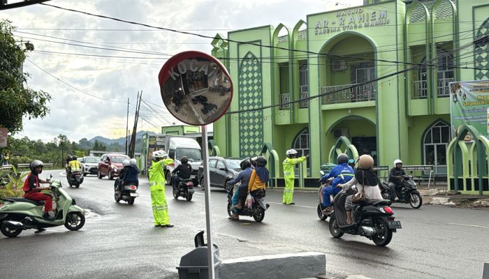 Antisipasi Jalan Licin Saat Gerimis, Ditlantas Polda Sulbar Terus Ingatkan Pengendara untuk Tertib Demi Keselamatan
