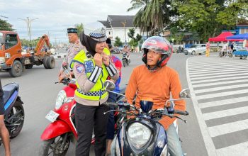 Berkah Ramadhan, Ditlantas Polda Sulbar Padukan Kampanye Keselamatan dan Bagi Takjil