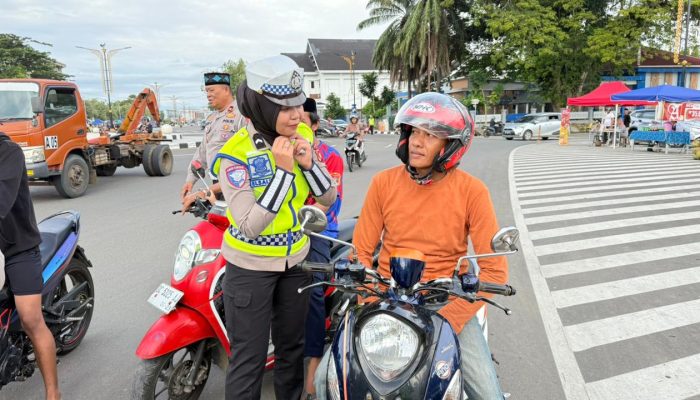 Berkah Ramadhan, Ditlantas Polda Sulbar Padukan Kampanye Keselamatan dan Bagi Takjil