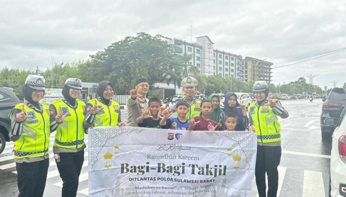 Berburu Berkah Ramadhan, Ditlantas Polda Sulbar Bagi-bagi Takjil dan Ajak Pengendara Tetap Tertib Berkendara