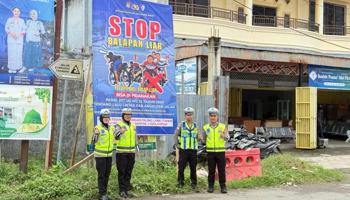 Ditlantas Polda Sulbar Pasang Himbauan Tata Tertib Berlalu Lintas dan Stop Balap Liar di 8 Lokasi Strategis Mamuju
