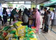 Gubernur Suhardi Duka Pangkas Harga Bawang hingga Telur di Pasar Murah Majene, Warga Antusias