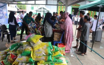Gubernur Suhardi Duka Pangkas Harga Bawang hingga Telur di Pasar Murah Majene, Warga Antusias