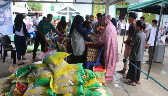 Gubernur Suhardi Duka Pangkas Harga Bawang hingga Telur di Pasar Murah Majene, Warga Antusias