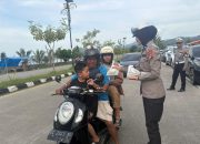 Ditlantas Polda Sulbar Gandeng Komunitas Ojol Bagi Takjil dan Tebarkan Pesan Keselamatan