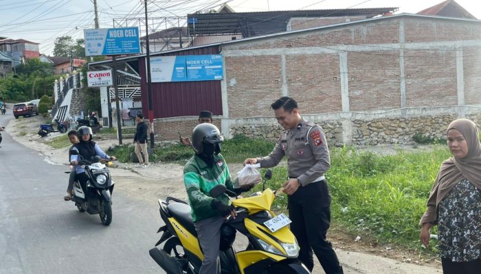 Panen Berkah Ramadan, Ditlantas Polda Sulbar Bersama Jasaraharja Berbagi Takjil dan Titip Pesan Keselamatan 