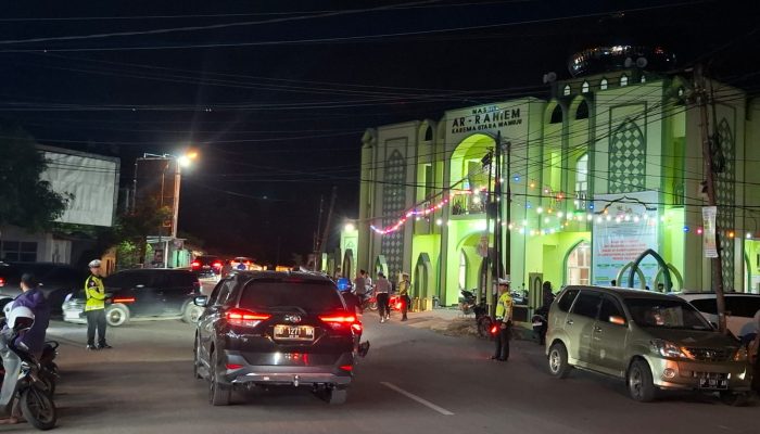 Jaga Rasa Aman dan Nyaman Saat Ibadah Tarawih, Ditlantas Polda Sulbar Amankan Tiga Masjid Padat Jamaah