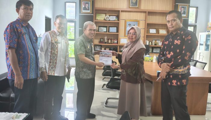 Perkuat Akuntabilitas, Inspektorat Sulbar Serahkan Laporan Hasil Audit kepada DLHK