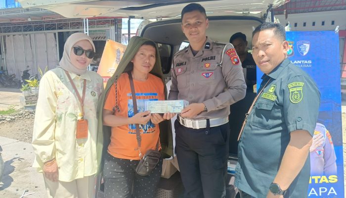 Layanan Samkel di Pasar Tasiu Kalukku, UPTD Pelayanan Pajak Mamuju Catat Penerimaan Rp6,2 Juta 