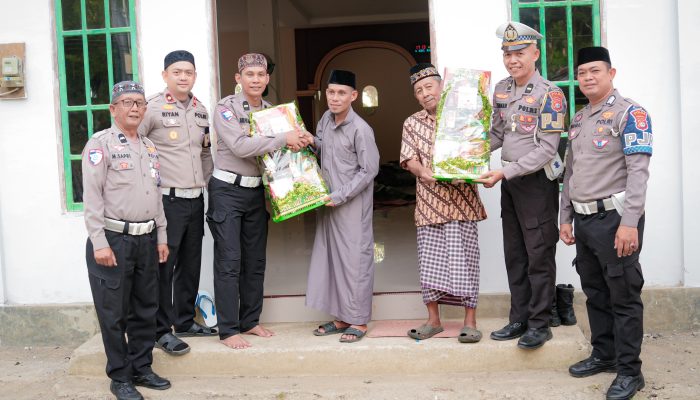 Ramadan Penuh Berkah: PJR Ditlantas Polda Sulbar Gelar Bakti Sosial, Salurkan Karpet Masjid dan Parcel untuk Marbot   