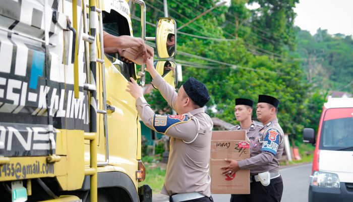 PJR Ditlantas Polda Sulbar Gandeng Komunitas PDM Berbagi Takjil, Wujudkan Sinergi untuk Masyarakat