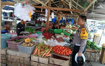 Dirlantas Blusukan ke Pasar Tradisional Mamuju, Pantau Stabiltas Harga dan Bantu Ekonomi Pedagang Kecil