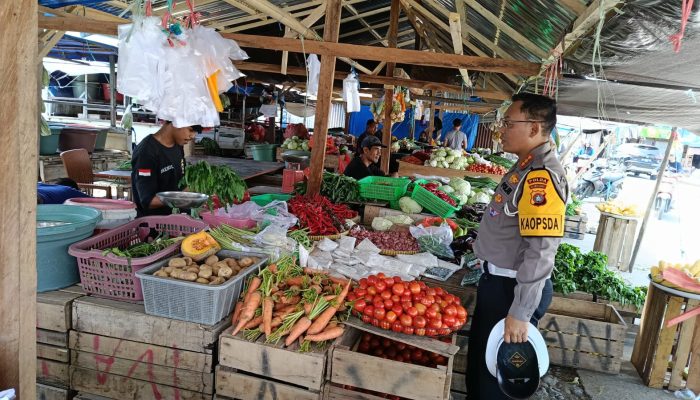 Dirlantas Blusukan ke Pasar Tradisional Mamuju, Pantau Stabiltas Harga dan Bantu Ekonomi Pedagang Kecil