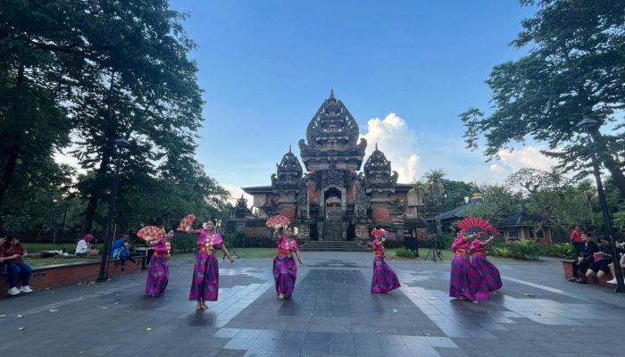 Semangat Soul of Youth: Generasi Muda Tampilkan Pesona Tari Sulawesi Barat di TMII