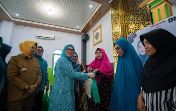 Ketua TP PKK Sulbar Berbagi Sembako untuk Lansia di Mamuju Jelang Idul Fitri