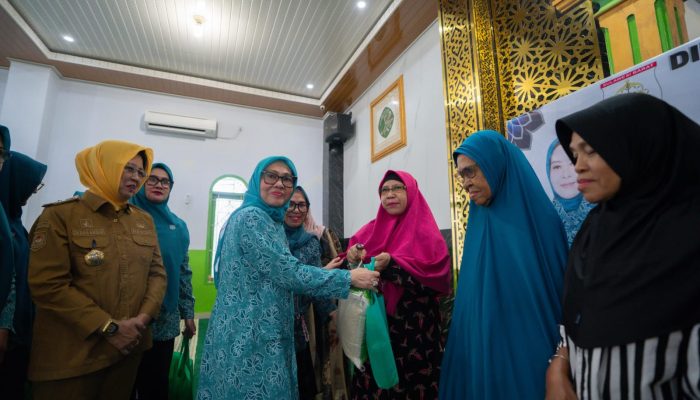 Ketua TP PKK Sulbar Berbagi Sembako untuk Lansia di Mamuju Jelang Idul Fitri