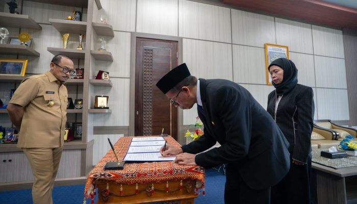 Gubernur Sulbar Lantik Jajaran Direksi PT Perseroda, Hajrul: Kita Akan Buktikan Kinerja yang Baik   