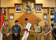 Kepala BKPSDM Sulbar Serahkan Hasil Seleksi Tiga Besar JPT Pratama Mamasa, Proses Berjalan Transparan dan Profesional