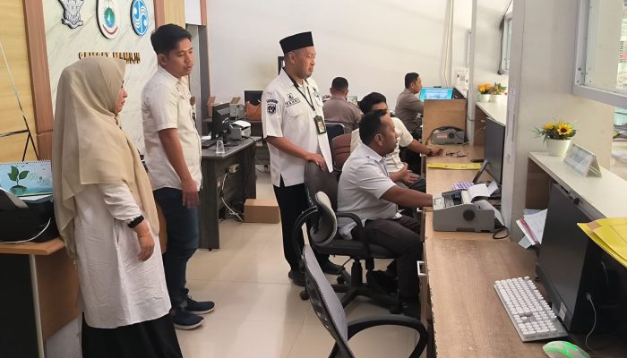 Hari Pertama Berkantor Pasca Idul Fitri: 92 Kendaraan Bayar Pajak di Loket UPTD Pelayanan Pajak Mamuju