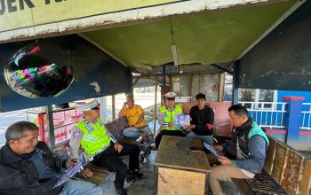 Sosialisasi Masif Keselamatan, Ditlantas Polda Sulbar Bagikan Leaflet dan Edukasi Pengguna Jalan   