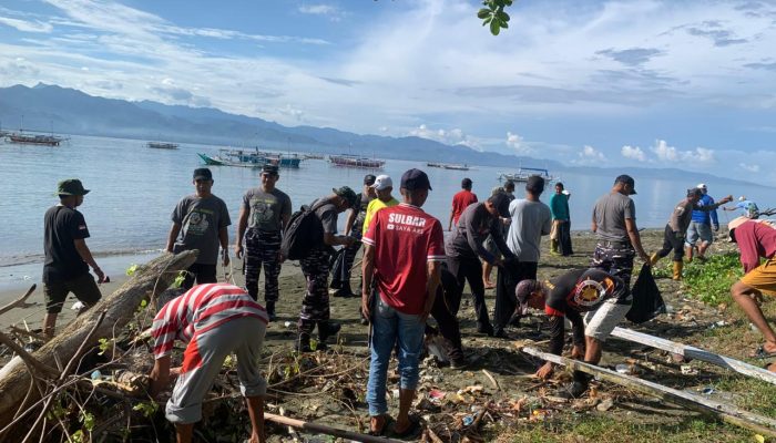 Lanal Mamuju Gelar Aksi Bersih-Bersih Pantai dan Cek Kesehatan Gratis